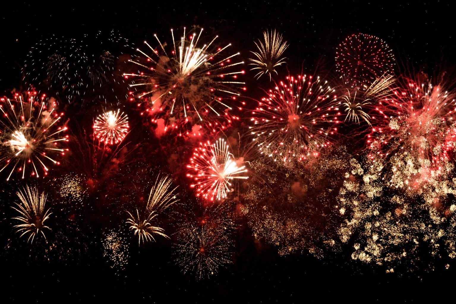 fireworks-in-the-night-sky-GHG213